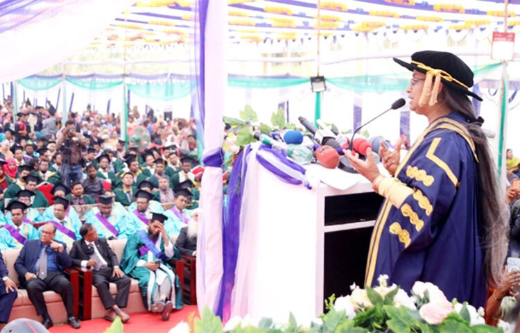 নতুন পাঠ্যক্রমের ওপর জঙ্গি হামলার মতো ঘটনা ঘটে গেছে। বইয়ে যা নেই তাও উপস্থাপন করা হচ্ছে। আজ দুপুরে যশোর বিজ্ঞান ও প্রযুক্তি বিশ্ববিদ্যালয়ের (যবিপ্রবি) কেন্দ্রীয় খেলার মাঠে ‘চতুর্থ সমাবর্তন-২০২৩’ অনুষ্ঠানে তিনি এসব কথা বলেন। ছবি: জাগো নিউজ