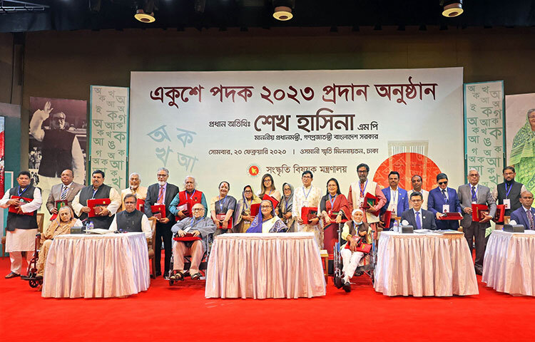প্রধানমন্ত্রী শেখ হাসিনা মহান একুশে ফেব্রুয়ারি ও আন্তর্জাতিক মাতৃভাষা দিবস উপলক্ষে ১৯ জন বিশিষ্ট ব্যক্তি ও দুটি প্রতিষ্ঠানকে ‘একুশে পদক-২০২৩’ প্রদান করেছেন। তিনি আজ সকালে রাজধানীর ওসমানী স্মৃতি মিলনায়তনে সংস্কৃতি মন্ত্রণালয় আয়োজিত এক অনুষ্ঠানে বাংলাদেশের দ্বিতীয় সর্বোচ্চ বেসামরিক পুরস্কার ‘একুশে পদক’ প্রদান করেন। ছবি: ইয়াসিন কবির জয়