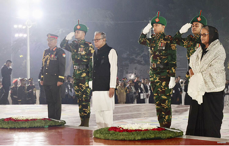 রাষ্ট্রপতি এম আবদুল হামিদ ও প্রধানমন্ত্রী শেখ হাসিনা অমর একুশে ও আন্তর্জাতিক মাতৃভাষা দিবস উপলক্ষে ঐতিহাসিক ভাষা আন্দোলনের শহীদদের প্রতি গভীর  শ্রদ্ধা নিবেদন করেছেন। ২১ ফেব্রুয়ারি রাত ১২টা এক মিনিটে কেন্দ্রীয় শহীদ মিনারে পুষ্পস্তবক অর্পণ করেন। ছবি: ইয়াসিন কবির জয়