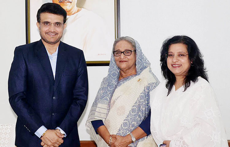 ভারতীয় সাবেক ক্রিকেটার সৌরভ গাঙ্গুলী এখন বাংলাদেশে। সাক্ষাৎ করেছেন প্রধানমন্ত্রী শেখ হাসিনার সঙ্গে। আর তাতে মুগ্ধ হয়েছেন তিনি। আজ রাজধানীর গুলশানে সাংবাদিকদের সঙ্গে কথা বলেন সৌরভ গাঙ্গুলী। এর আগে সকালে তিনি প্রধানমন্ত্রী শেখ হাসিনার সঙ্গে সৌজন্য সাক্ষাৎ করেন। ছবি: ইয়াসিন কবির জয়