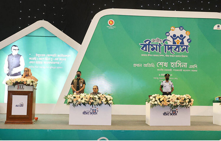 প্রধানমন্ত্রী শেখ হাসিনা ইচ্ছাকৃতভাবে ক্ষতি করে বীমার অর্থের দাবিদারদের ব্যাপারে বীমা কোম্পানিগুলোকে সতর্ক থাকার নির্দেশ দিয়েছেন। আজ সকালে বঙ্গবন্ধু আন্তর্জাতিক সম্মেলন কেন্দ্রে ‘জাতীয় বীমা দিবস-২০২৩’-এর উদ্বোধনকালে প্রধান অতিথির ভাষণে তিনি এ কথা বলেন। ছবি: ইয়াসিন কবির জয়