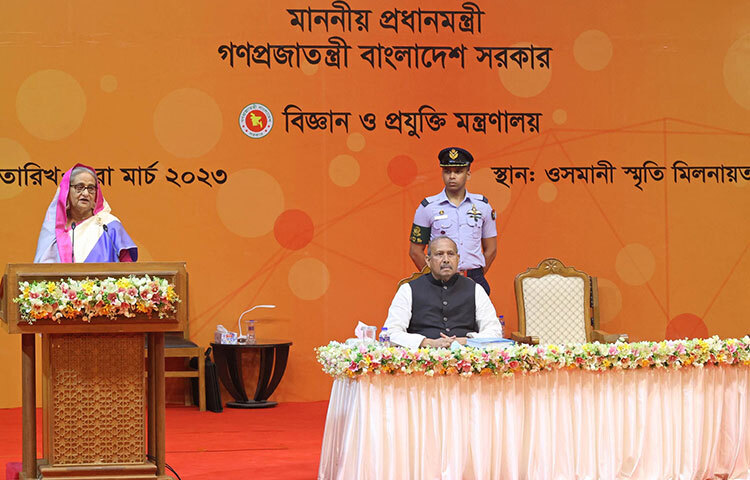 বাংলাদেশ উন্নয়নশীল দেশে উন্নীত হচ্ছে জানিয়ে প্রধানমন্ত্রী শেখ হাসিনা বলেছেন, দেশকে এগিয়ে নিতে আমরা শুধু পরিকল্পনাই করছি না, সেটা বাস্তবায়নও করছি। আজ ‘বঙ্গবন্ধু বিজ্ঞান ও প্রযুক্তি ফেলোশিপ’, ‘এনএসটি ফেলোশিপ’ ও ‘বিশেষ গবেষণা অনুদান’ প্রদান অনুষ্ঠানে প্রধানমন্ত্রী এ কথা বলেন। ছবি: ইয়াসিন কবির জয়