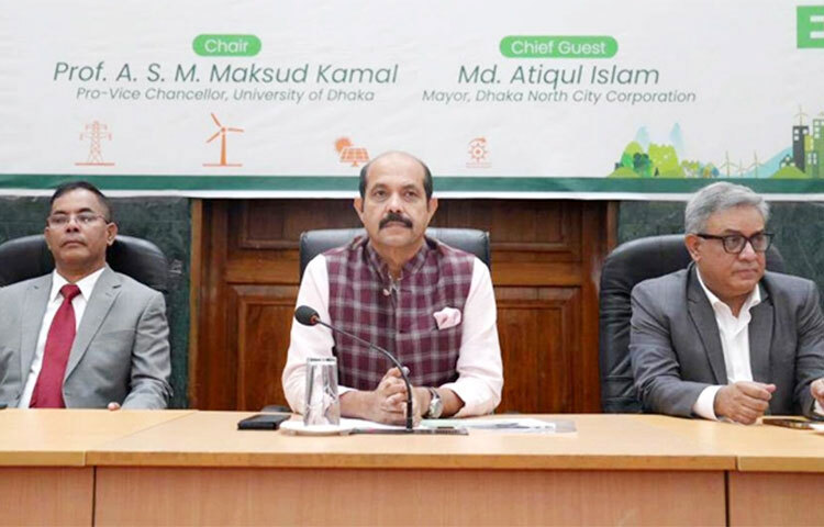 রাজধানী ঢাকাকে একটি সবুজ নগরী হিসেবে গড়ে তুলতে ঢাকা বিশ্ববিদ্যালয়ের (ঢাবি) এনার্জি ইনস্টিটিউটকে গবেষণার আহ্বান জানিয়েছেন ডিএনসিসি মেয়র মো. আতিকুল ইসলাম। আজ সকালে বাংলাদেশ সাসটেইনেবল এনার্জি উইক-২০২৩ এর উদ্বোধনী অনুষ্ঠানে এ আহ্বান জানান তিনি। ছবি: বিপ্লব দিক্ষিৎ