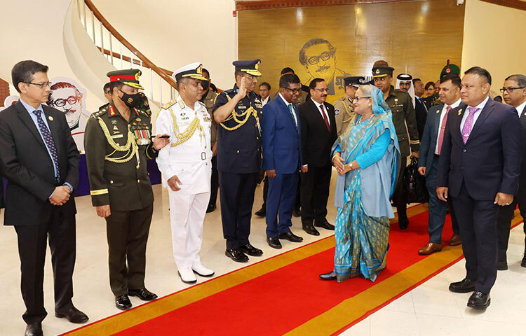 প্রধানমন্ত্রী শেখ হাসিনা আজ স্বল্পোন্নত দেশগুলোর বিষয়ে ৫ম জাতিসংঘ সম্মেলনে যোগ দিতে কাতারের রাজধানী দোহার উদ্দেশ্যে ঢাকা ত্যাগ করেছেন। প্রধানমন্ত্রী ও তার সফরসঙ্গীদের নিয়ে বিমান বাংলাদেশ এয়ারলাইন্সের একটি ভিভিআইপি ফ্লাইট (বিজি-৩২৫) আজ সকাল ১১টা ১৫ মিনিটের দিকে হযরত শাহজালাল আন্তর্জাতিক বিমানবন্দর ত্যাগ করে। ছবি: ইয়াসিন কবির জয়