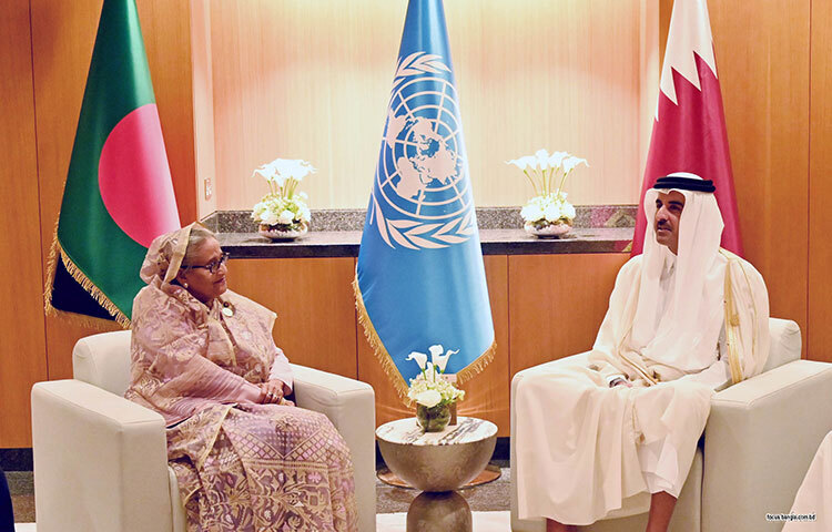 প্রধানমন্ত্রী শেখ হাসিনার সঙ্গে কাতারের আমির শেখ তামিম বিন হামাদ আল থানি আজ কাতার ন্যাশনাল কনভেনশন সেন্টারে সৌজন্য সাক্ষাৎ করেন। ছবি: ইয়াসিন কবির জয়