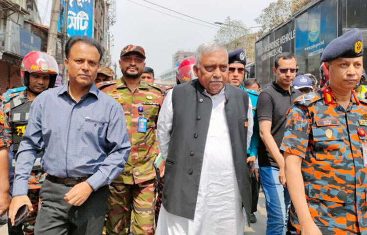 রাজধানীর গুলিস্তানের ভবনে বিস্ফোরণের কারণ জানতে পরীক্ষা-নিরীক্ষা চলছে বলে জানিয়েছেন স্বরাষ্ট্রমন্ত্রী আসাদুজ্জামান খান কামাল। আজ দুপুরে ঘটনাস্থলে উপস্থিত হয়ে সাংবাদিকদের তিনি বলেন, ভবনটি এখন ঝুঁকিপূর্ণ ইমারতে পরিণত হয়েছে। এখানে মূল দায়িত্ব পালন করছে ফায়ার সার্ভিস। ছবি: জাগো নিউজ