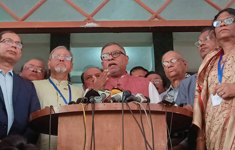 কোনো সমস্যা ছাড়াই এমবিবিএস ভর্তি পরীক্ষা সম্পন্ন হয়েছে বলে জানিয়েছেন স্বাস্থ্য ও পরিবার কল্যাণ মন্ত্রী জাহিদ মালেক। তিনি বলেন, পরীক্ষা নিয়ন্ত্রণের জন্য জোরালো কমিটি হয়েছে, সেখানে বিশেষজ্ঞ চিকিৎসকরা রয়েছেন। আজ এমবিবিএস ভর্তি পরীক্ষায় ঢাকা বিশ্ববিদ্যালয়ের কলা ভবনের একটি কেন্দ্র পরিদর্শন করে স্বাস্থ্যমন্ত্রী জাহিদ মালেক সাংবাদিকদের এসব কথা বলেন। ছবি: বিপ্লব দিক্ষিৎ