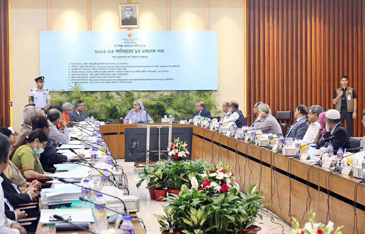 প্রধানমন্ত্রী শেখ হাসিনার সভাপতিত্বে আজ শেরেবাংলা নগরের এনইসি সম্মেলন কক্ষে ২০২২-২৩ অর্থবছরের ৯ম একনেক সভা অনুষ্ঠিত হয়। এতে সভাপতিত্ব করেন প্রধানমন্ত্রী শেখ হাসিনা। ছবি: ইয়াসিন কবির জয়