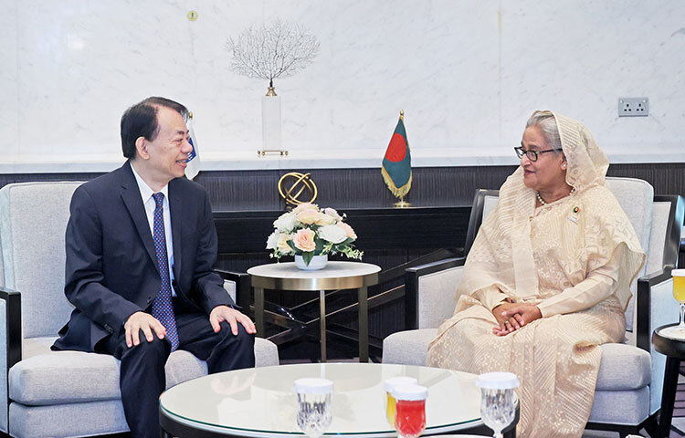 প্রধানমন্ত্রী শেখ হাসিনার সঙ্গে আজ হোটেল ইন্টারকন্টিনেন্টালে এশীয় উন্নয়ন ব্যাংকের  প্রেসিডেন্ট মাসাতসুগু আসাকাওয়ার নেতৃত্বে প্রতিনিধিদল সৌজন্য সাক্ষাৎ করেন। ছবি: ইয়াসিন কবির জয়
