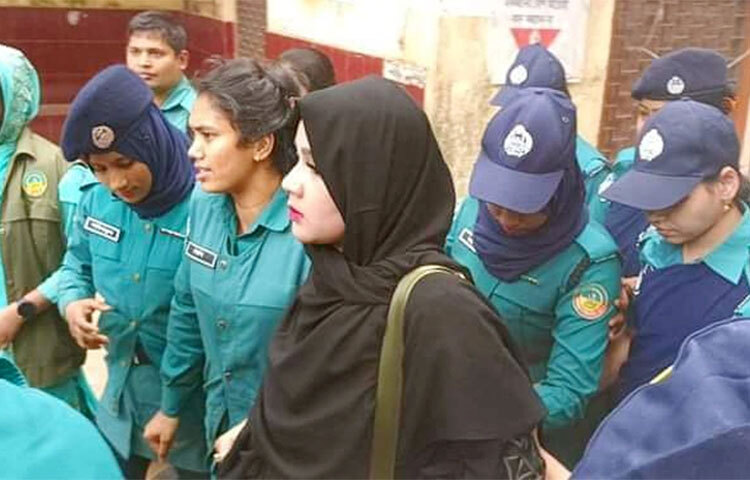 ডিজিটাল নিরাপত্তা আইন ও মারামারির মামলায় গ্রেফতার চিত্রনায়িকা মাহিয়া মাহিকে কারাগারে পাঠানোর আদেশ দিয়েছেন আদালত। আজ দুপুরে গাজীপুর মেট্রোপলিটন ম্যাজিস্ট্রেট আদালত-৫ এ মাহিয়া মাহিকে হাজির করা হয়। শুনানি শেষে আদালত তাকে কারাগারে পাঠানোর আদেশ দেন। ছবি: সংগৃহীত