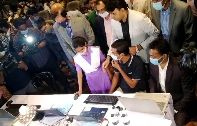 সারাদেশে সরকারি বিদ্যালয়ে ভর্তির লটারি কার্যক্রম শুরু হয়েছে। আজ বিকেলে আন্তজার্তিক মাতৃভাষা ইনস্টিটিউটে ভার্চুয়ালি এ কার্যক্রম উদ্বোধন করেন শিক্ষামন্ত্রী ডা. দীপু মনি। এ সময় শিক্ষা উপমন্ত্রী মহিবুল হাসান চৌধুরী উপস্থিত ছিলেন। ছবি: জাগো নিউজ