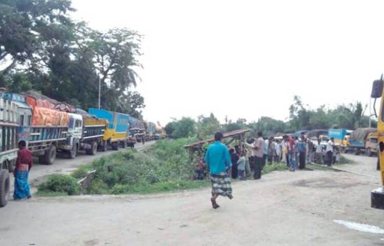 ভারতের প্রজাতন্ত্র দিবসের সরকারি ছুটি থাকায় আজ সকাল থেকে বেনাপোল ও পেট্রাপোল বন্দর দিয়ে ভারত-বাংলাদেশের মধ্যে আমদানি-রফতানি বন্ধ ছিল। এর ফলে দু’দেশের সীমান্তে আমদানি-রফতানি পণ্য নিয়ে শত শত ট্রাক আটকা পড়ে। ছবি: জাগো নিউজ