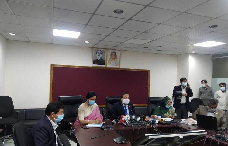 ভারতের সিরাম ইনস্টিটিউট উৎপাদিত করোনাভাইরাসের ভ্যাকসিন আগামী ২১ থেকে ২৫ জানুয়ারির মধ্যে দেশে আসবে। এর দুই দিন পর বেক্সিমকো ফার্মাসিউটিক্যালসের ওয়ার হাউস থেকে তা বিভিন্ন জেলায় পাঠানো হবে। আজ বিকেলে স্বাস্থ্য অধিদফতরের সম্মেলন কক্ষে করোনার ভ্যাকসিন বিষয়ে এক ব্রিফিংয়ে অধিদফতরের মহাপরিচালক অধ্যাপক ডা. আবুল বাশার মোহাম্মদ খুরশীদ আলম এ তথ্য জানান। ছবি: জাগো নিউজ