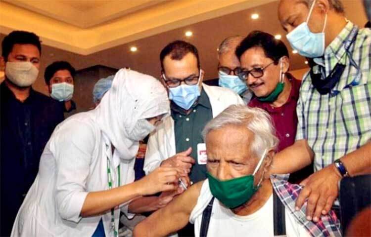 বঙ্গবন্ধু শেখ মুজিব মেডিকেল বিশ্ববিদ্যালয়ের টিকাদান কেন্দ্রে টিকা নেন গণস্বাস্থ্যের ট্রাস্টি ডা. জাফরউল্লাহ চৌধুরী। ছবি: জাগো নিউজ