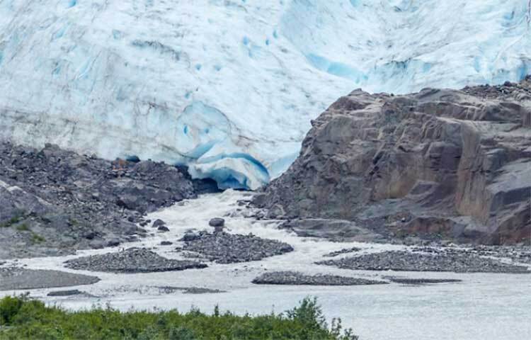 ভারতের উত্তরাখণ্ডে তুষারধসে প্রায় শতাধিক মানুষের মৃত্যু হয়েছে বলে আশঙ্কা করা হচ্ছে। রোববার সকালে জোশীমঠের কাছে তুষারধসের ঘটনায় ধোলিগঙ্গায় পানির স্তর হু হু করে বাড়তে শুরু করে। তীব্র পানির স্রোতে একের পর এক গ্রাম ভেসে যাওয়ার আশঙ্কা করা হচ্ছে। এতে ব্যাপক ক্ষয়ক্ষতি হতে পারে। ছবি: সংগৃহীত