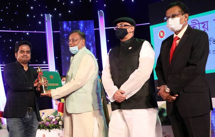 প্রধানমন্ত্রী শেখ হাসিনা আজ ‘জাতীয় চলচ্চিত্র পুরস্কার-২০১৯’ প্রদান করেছেন। প্রধানমন্ত্রী গণভবন থেকে ভিডিও কনফারেন্সের মাধ্যমে রাজধানীর বঙ্গবন্ধু আন্তর্জাতিক সম্মেলন কেন্দ্রে তথ্য মন্ত্রণালয় আয়োজিত অনুষ্ঠানে অংশগ্রহণ করেন। প্রধানমন্ত্রীর পক্ষে তথ্যমন্ত্রী ড. হাছান মাহমুদ পুরস্কার বিজয়ীদের মাঝে পুরস্কার বিতরণ করেন। শ্রেষ্ঠ সুরকারের পুরস্কার গ্রহণ করছেন তানবীর তারেক। ছবি: সংগৃহীত