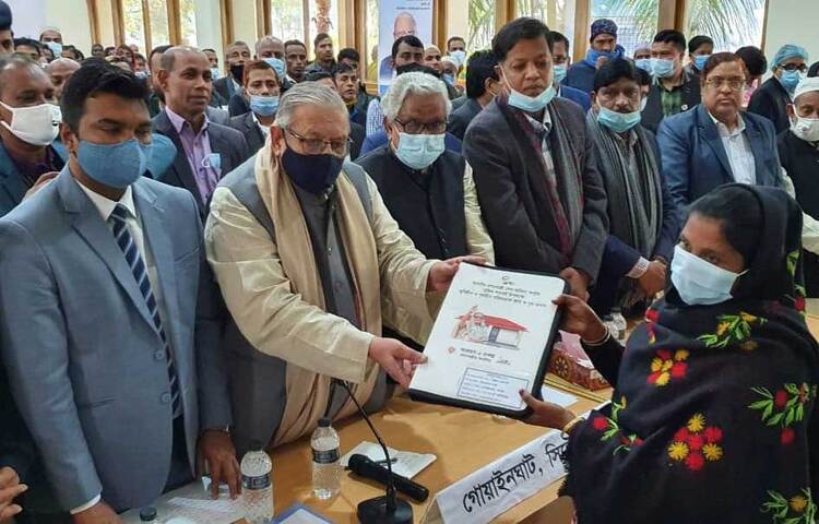 আজ সকালে সিলেটের গোয়াইনঘাট উপজেলা প্রশাসনের আয়োজনে উপজেলা পরিষদের সভাকক্ষে ভূমিহীন ও গৃহহীন পরিবারকে জমি ও গৃহ প্রদান অনুষ্ঠানে প্রধান অতিথি ছিলেন প্রবাসী কল্যাণ ও বৈদেশিক কর্মসংস্থান মন্ত্রী ইমরান আহমদ। ছবি: জাগো নিউজ