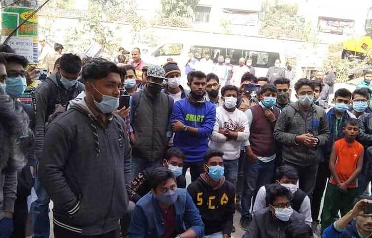 করোনার সময় শিক্ষার ক্ষতি পুষিয়ে নিতে চার দফা দাবিতে কারিগরি শিক্ষা বোর্ড ঘেরাও করে বিক্ষোভ করেছেন বিভিন্ন পলিটেকনিকের শিক্ষার্থীরা। আজ সকালে রাজধানীর আগারগাঁওয়ে কারিগরি শিক্ষা বোর্ড ঘেরাও করে বিক্ষোভ শুরু করলে পুলিশ এসে তাদের সরিয়ে দেয়। ছবি: জাগো নিউজ