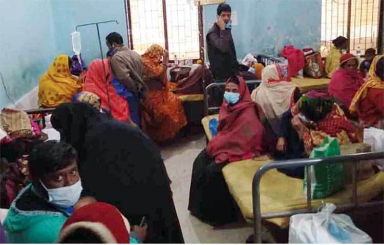 নওগাঁয় শীতজনিত কারণে বাড়ছে বিভিন্ন রোগ। বিশেষ করে শিশু-বৃদ্ধরা ডায়রিয়া, নিউমোনিয়া, জ্বর-সর্দিতে আক্রান্ত হচ্ছে বেশি। হাসপাতালগুলোতে বেড়েছে রোগীর সংখ্যা। ছবি: জাগো নিউজ