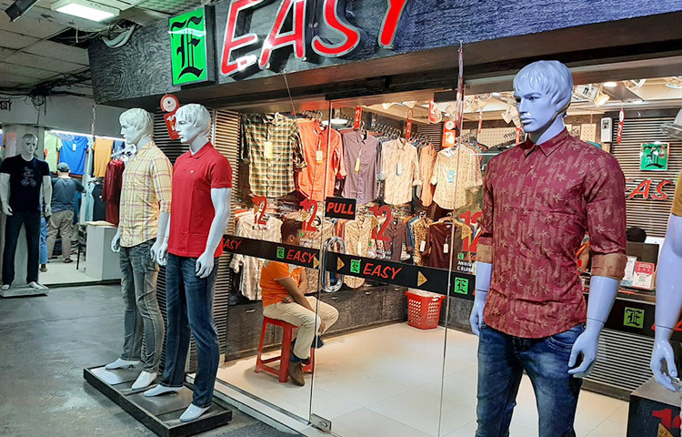 আজ দুপুরে আজিজ সুপার মার্কেট ঘুরে দেখা গেছে, বর্ণিল পোশাকের পসরা সাজিয়ে বসেছেন ব্যবসায়ীরা। বেচাকেনার ক্ষেত্রে প্রত্যাশার ছিটেফোঁটাও নেই। করোনার ধাক্কা কাটাতে ভ্যালেন্টাইনস ও বসন্ত উৎসব ঘিরে প্রত্যাশা পূরণের কোনো সম্ভাবনাই দেখছেন না তারা। ছবি: জাগো নিউজ