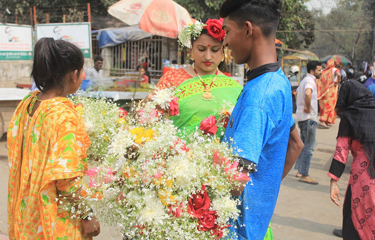 প্রিয়জনকে শুভেচ্ছা জানাতে বসন্ত দিনে ফুল কিনছেন এক নারী। ছবি: মাহবুব আলম