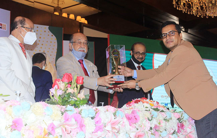 শিল্পখাতে উৎপাদনশীলতা বৃদ্ধি এবং গুণগতমানের পণ্য তৈরির জন্য ‘ন্যাশনাল প্রোডাক্টিভিটি অ্যান্ড কোয়ালিটি এক্সিলেন্স অ্যাওয়ার্ড-২০১৯’ পেয়েছে দেশের শীর্ষস্থানীয় শিল্পপ্রতিষ্ঠান প্রাণ-আরএফএল গ্রুপের ১০টি প্রতিষ্ঠান। ছবি: জাগো নিউজ