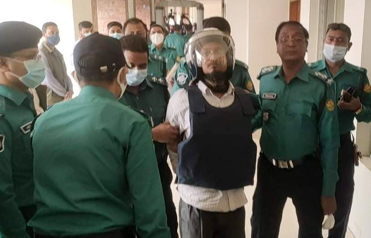 ব্লগার ও লেখক অভিজিৎ রায় হত্যা মামলায় নিষিদ্ধঘোষিত জঙ্গি সংগঠন আনসারুল্লাহ বাংলা টিমের (এবিটি) পাঁচ সদস্যের মৃত্যুদণ্ডের আদেশ দিয়েছেন ট্রাইব্যুনাল। এছাড়া এবিটির আরেক সদস্য শফিউর রহমান ফারাবির যাবজ্জীবন কারাদণ্ডের আদেশ দেয়া হয়েছে। আজ ঢাকার সন্ত্রাসবিরোধী বিশেষ ট্রাইব্যুনালের বিচারক মজিবুর রহমান এ রায় ঘোষণা করেন। ছবি: জাগো নিউজ
