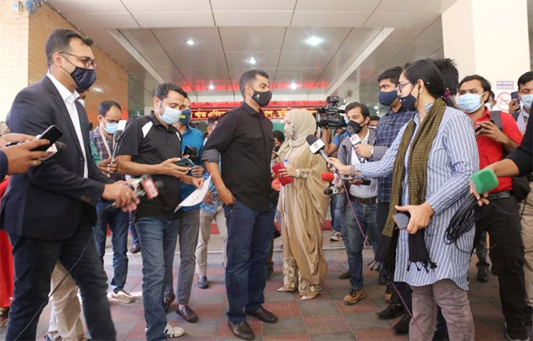 সস্ত্রীক টিকা নিতে গিয়েছিলেন তামিম। টিকাদান প্রক্রিয়াসহ নানা বিষয় এত সুন্দরভাবে চলছে, দেখে রীতিমত মুগ্ধ টাইগার ওপেনার। প্রশংসা করেছেন সংশ্লিষ্ট সবার। এত সুন্দরভাবে দেশের জনগণের জন্য টিকার ব্যবস্থা করে দেয়ায় তামিম আলাদা করে ধন্যবাদ দিয়েছেন প্রধানমন্ত্রী শেখ হাসিনাকে। ছবি: বিপ্লব দিক্ষিৎ