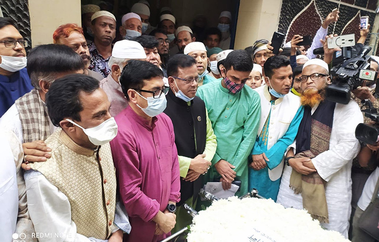 বিশিষ্ট অভিনেতা এটিএম শামসুজ্জামানের মরদেহে শ্রদ্ধা নিবেদন করেছে ক্ষমতাসীন দল বাংলাদেশ আওয়ামী লীগ। দলটির দফতর বিষয়ক সম্পাদক ও প্রধানমন্ত্রী শেখ হাসিনার বিশেষ সহকারী ব্যারিস্টার বিপ্লব বড়ুয়ার নেতৃত্বে এ শ্রদ্ধা জানানো হয়। ছবি: জাগো নিউজ