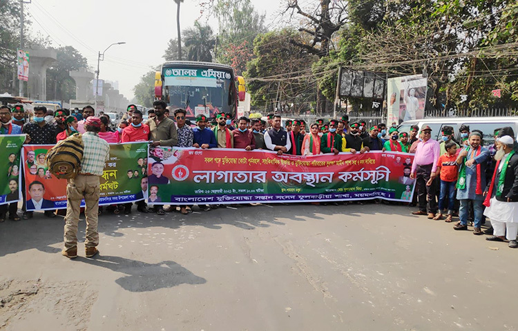 পূর্বনির্ধারিত সময়ের অনেক আগে থেকেই রাজধানীসহ দেশের বিভিন্ন অঞ্চল থেকে বাংলাদেশ মুক্তিযোদ্ধা সন্তান সংসদের নেতাকর্মীরা শাহবাগে জড়ে হতে শুরু করেন। বিভিন্ন স্লোগানে মুখরিত হয়ে ওঠে চারপাশ। এ কর্মসূচির নেতৃত্ব দিচ্ছেন সংগঠনের প্রতিষ্ঠাতা চেয়ারম্যান মো. সোলায়মান মিয়া। ছবি: জাগো নিউজ