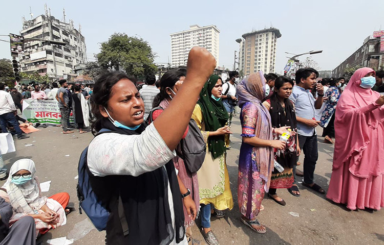 বিক্ষোভে হল ও ক্যাম্পাস খুলে দেয়ার দাবি করেন শিক্ষার্থীরা। ছবি: বিপ্লব দিক্ষিৎ