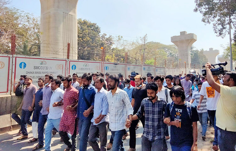 কারাবন্দি লেখক মুশতাক আহমেদের মৃত্যুর প্রতিবাদে এবং ডিজিটাল নিরাপত্তা আইন বাতিলের দাবিতে শনিবার রাজধানীতে বিক্ষোভ-সমাবেশ হয়। ছবি: মাহবুব আলম