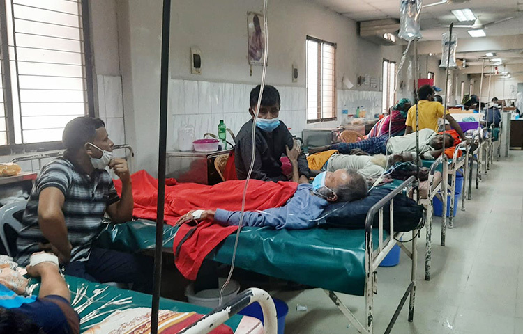 রাজধানীর মহাখালীতে আন্তর্জাতিক উদরাময় গবেষণা কেন্দ্রে (আইসিডিডিআর’বি) বাড়ছে রোগীদের ভিড়। গত ২৪ ঘণ্টায় আইসিডিডিআর’বিতে মোট ৫৯১ জন ডায়রিয়া রোগী ভর্তি হন। আজ দুপুর ১২টা পর্যন্ত ভর্তি রোগীর সংখ্যা ছিল ২০০ জন। ছবি: বিপ্লব দিক্ষিৎ