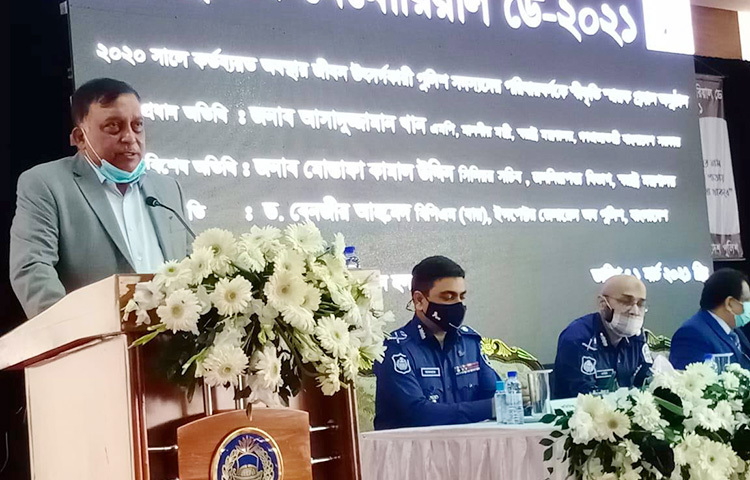 আজ পুলিশ মেমোরিয়াল ডে উপলক্ষে রাজধানীর মিরপুর পুলিশ স্টাফ কলেজে এক অনুষ্ঠানে বক্তৃতা করেন স্বরাষ্ট্রমন্ত্রী আসাদুজ্জামান খান কামাল। ছবি: বিপ্লব দিক্ষিৎ