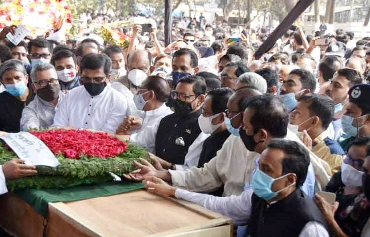 আজ সর্বস্তরের মানুষের শ্রদ্ধা নিবেদনের জন্য এইচ টি ইমামের মরদেহ শহীদ মিনারে নিয়ে আসা হয়। ছবি: মাহবুব আলম