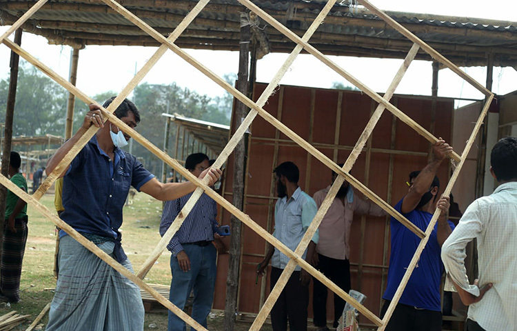 অমর একুশে বইমেলা আর কয়েকদিন পরেই শুরু হবে। এখন চলছে বিভিন্ন প্রকাশনা সংস্থার স্টল নির্মাণের কাজ। ছবি: জাগো নিউজ