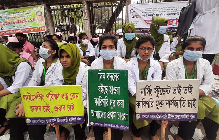 কারিগরি বোর্ডের অধীন পেশেন্ট কেয়ার টেকনোলজিস্টদের নার্স হিসেবে নিবন্ধন দেয়া যাবে না। পাশাপাশি, পরিবার কল্যাণ পরিদর্শিকাদের ডিপ্লোমা ইন মিডওয়াইফারি সমমান করা যাবে না। এসব দাবি নিয়ে আজ জাতীয় প্রেস ক্লাবের সামনে অবস্থান কর্মসূচি করেছে বাংলাদেশ ডিপ্লোমা বেকার নার্সেস এসোসিয়েশন, বাংলাদেশ প্রাইভেট নার্সিং কলেজ এসোসিয়েশন এবং বাংলাদেশ ডিপ্লোমা স্টুডেন্ট নার্সেস ইউনিয়ন। ছবি: জাগো নিউজ