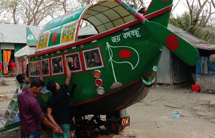 নৌকাটি প্রধানমন্ত্রীকে উপহার দিতেই ইউছুফ এটি নিয়ে ঢাকায় যাবেন। প্রধানমন্ত্রী শেখ হাসিনাকে এ নৌকায় চড়াতে চান তিনি। ছবি: জাগো নিউজ