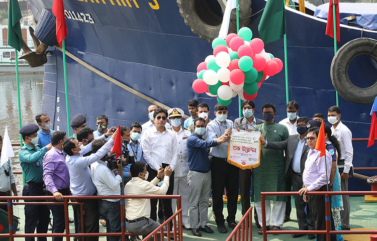 স্বাধীনতার সুবর্ণ জয়ন্তীতে নৌ প্রটোকল চুক্তির আওতায় প্রাণ পণ্যের মাধ্যমে বাংলাদেশ থেকে ভারতে নৌপথে খাদ্যপণ্যের প্রথম চালান পাঠানো হয়েছে। মঙ্গলবার নরসিংদীর পলাশে প্রাণ ইন্ডাস্ট্রিয়াল পার্কে নৌপথে খাদ্যপণ্য রপ্তানি কার্যক্রমের উদ্বোধন করেন নৌ-পরিবহন প্রতিমন্ত্রী খালিদ মাহমুদ চৌধুরী। ছবি: জাগো নিউজ