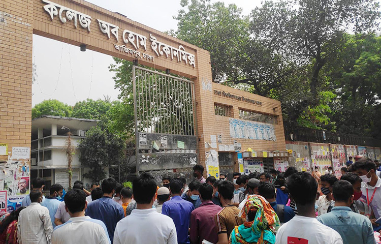 রাজধানীর আজিমপুরের কলেজ অব হোম ইকনোমিকসের সামনে পরীক্ষার্থীদের ভিড় দেখা গেছে। ছবি: জাগো নিউজ