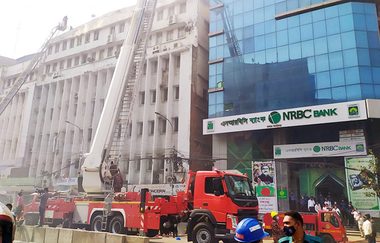 আজ দুপুরে রাজধানীর মতিঝিলে পাটকল করপোরেশন ভবনের সাততলায় আজ অগ্নিকাণ্ডের ঘটনা ঘটে। ছবি: বিপ্লব দিক্ষিৎ