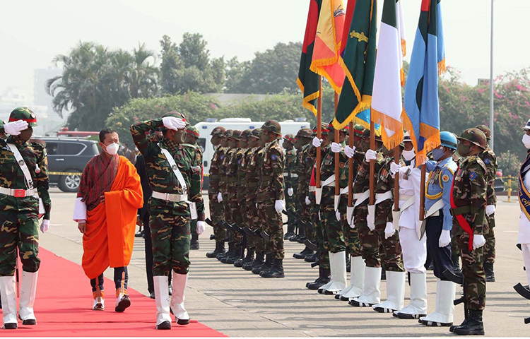 বিমানবন্দরে ডা. লোটে শেরিংকে গার্ড অব অনার দেয়া হয়। ছবি: পিআইডি