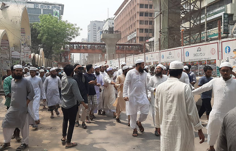 দুপুরের দিকে হেফাজতের নেতাকর্মীরা বায়তুল মোকাররম এলাকায় জড়ো হয়ে প্রতিবাদ করেন। ছবি: বিপ্লব দিক্ষিৎ