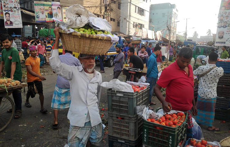 আজ সকালে সরেজমিন কারওয়ান বাজারে ঘুরে স্বাস্থ্যবিধির চরম লঙ্ঘনের এ দৃশ্য দেখা গেছে। পাইকারি ও খুচরা উভয় প্রকারের বাজারের জন্য রাজধানীতে ক্রেতাদের পছন্দের তালিকায় যে কয়েকটি বাজার রয়েছে, তার মধ্যে রাজধানীর কারওয়ান বাজার অন্যতম। ছবি: জাগো নিউজ
