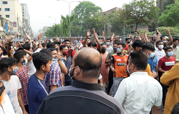 মহামারি করোনাভাইরাসের প্রকোপ নিয়ন্ত্রণে সরকার আগামীকাল থেকে এক সপ্তাহের লকডাউন দিয়েছে। এর প্রতিবাদের আজ দুপুরে রাজধানীর নিউমার্কেট এলাকার রাস্তা অবরোধ করেছেন ব্যবসায়ীরা। তারা মার্কেট খোলা রাখার দাবি জানাচ্ছেন। ছবি: জাগো নিউজ