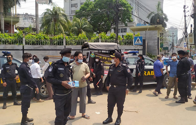 অভিযান চলাকালে তিনি জাগো নিউজকে বলেন, ‘আবু কালাম নামের ব্যক্তি মাস্কের ব্যবসা করেন। কিন্তু তিনি নিজেই মাস্ক পরেননি। সচেতনতা তৈরি ও করোনা সংক্রমণ রোধে ভ্রাম্যমাণ আদালত বসিয়ে তাকে এক হাজার টাকা জরিমানা করা হয়।’ ছবি: জাগো নিউজ