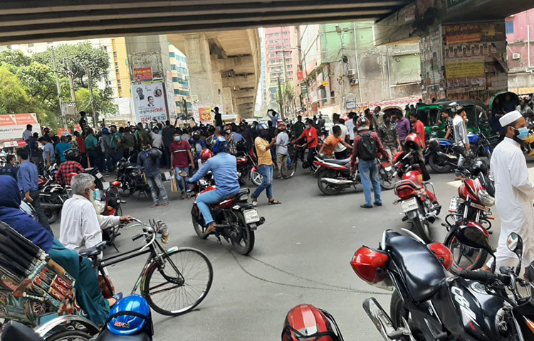 এ সময় রাজধানীর মগবাজার চৌরাস্তায় ফ্লাইওভারের নিচের রাস্তা বন্ধ করে দেন তারা। এতে সব ধরনের যান চলাচল বন্ধ হয়ে যায়। আজ মগবাজার চৌরাস্তা এলাকায় কয়েকশ রাইডার তাদের মোটরসাইকেল রাস্তায় রেখে বিক্ষোভ করেন। ছবি: জাগো নিউজ