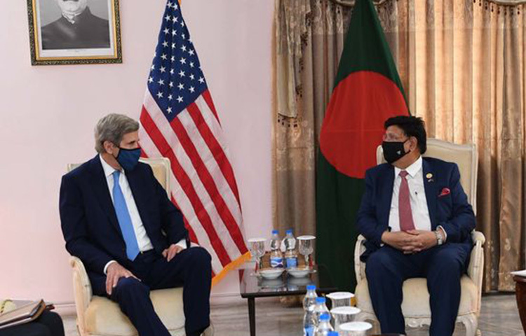 যুক্তরাষ্ট্রের প্রেসিডেন্টের জলবায়ু বিষয়ক বিশেষ দূত জন কেরি বাংলাদেশের পররাষ্ট্রমন্ত্রী ড. আব্দুল মোমেনের সাথে ঢাকায় তার রাষ্ট্রীয় বাস ভবনে সাক্ষাৎ করেন। ছবি: জাগো নিউজ