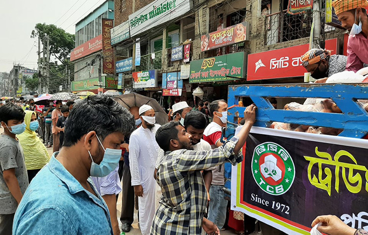 রমজান উপলক্ষে টিসিবির খোলাবাজারে দ্বিতীয় ধাপে পণ্য বিক্রি শুরু হয়েছে গত ১ এপ্রিল। এরপর ৫ এপ্রিল থেকে ১১ এপ্রিল পর্যন্ত দেয়া হয় বিধিনিষেধ। ফলে ওই সময় থেকেই নিত্যপ্রয়োজনীয় পণ্য কিনতে টিসিবির ট্রাকসেলে বাড়তি ভিড় লক্ষ্য করা গেছে। যা এখন আরও বেড়েছে। ছবি: জাগো নিউজ