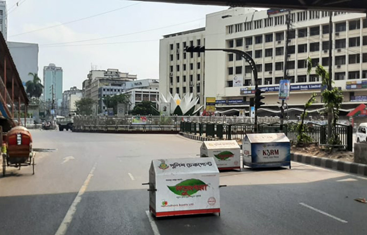 দিনের বেশিরভাগ সময়ই অন্য সব রাস্তা ফাঁকা থাকলেও ব্যস্ততা কমে না রাজধানীর মতিঝিল এলাকায়। কর্মদিবসে সরকারি-বেসরকারি প্রতিষ্ঠানের কর্মীদের ভিড় লেগেই থাকে। আর সাপ্তাহিক ছুটির দিনগুলোতে বসে ভাসমান দোকান। কিন্তু সরকারঘোষিত কঠোর লকডাউনের তৃতীয় দিনে রাজপথে মানুষ নেই। ছবি: জাগো নিউজ